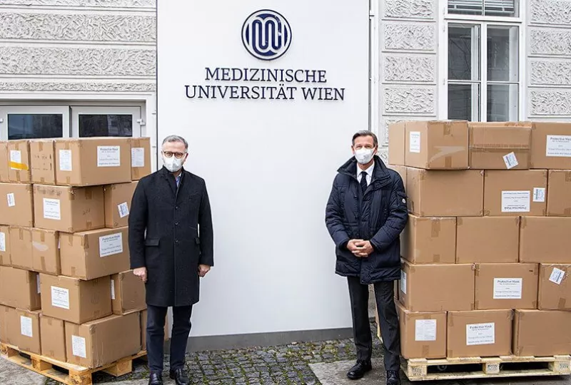 C-QUADRAT_spendet_Med-Uni_Wien_Gesichtsmasken.jpg